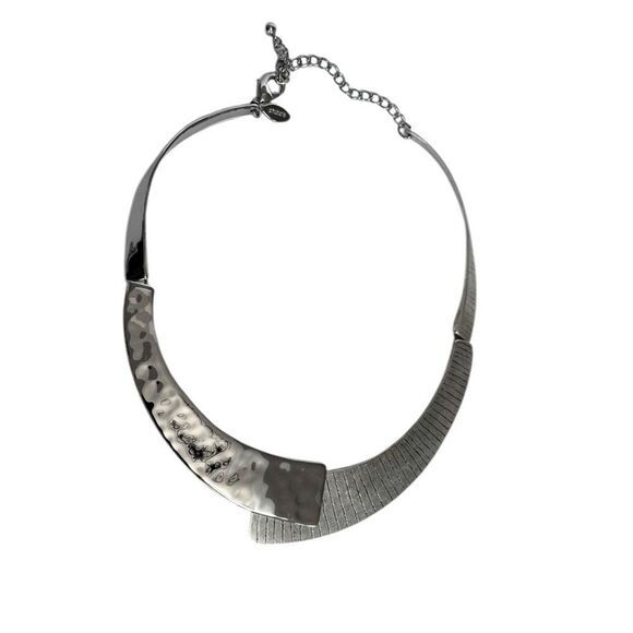 CHICOS OUT OF STOCK Hammered Etched Silver Toned Collar Necklace. - Picture 1 of 8